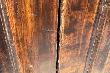 Un joven con capucha intenta forzar sin éxito la puerta del templo y varios negocios de Los Llanos de Telde/TA.